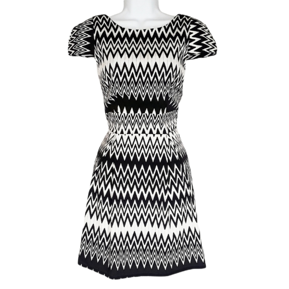 FOREIGN EXCHANGE Open Back Short Sleeve Chevron Print Black White Dress M